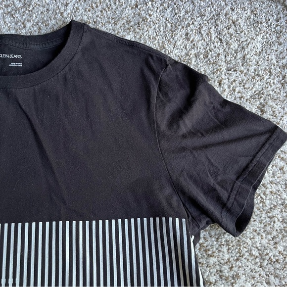 EUC Men's Calvin Klein Jeans Graphic Tee Shirt size Medium in Black - Picture 3 of 4